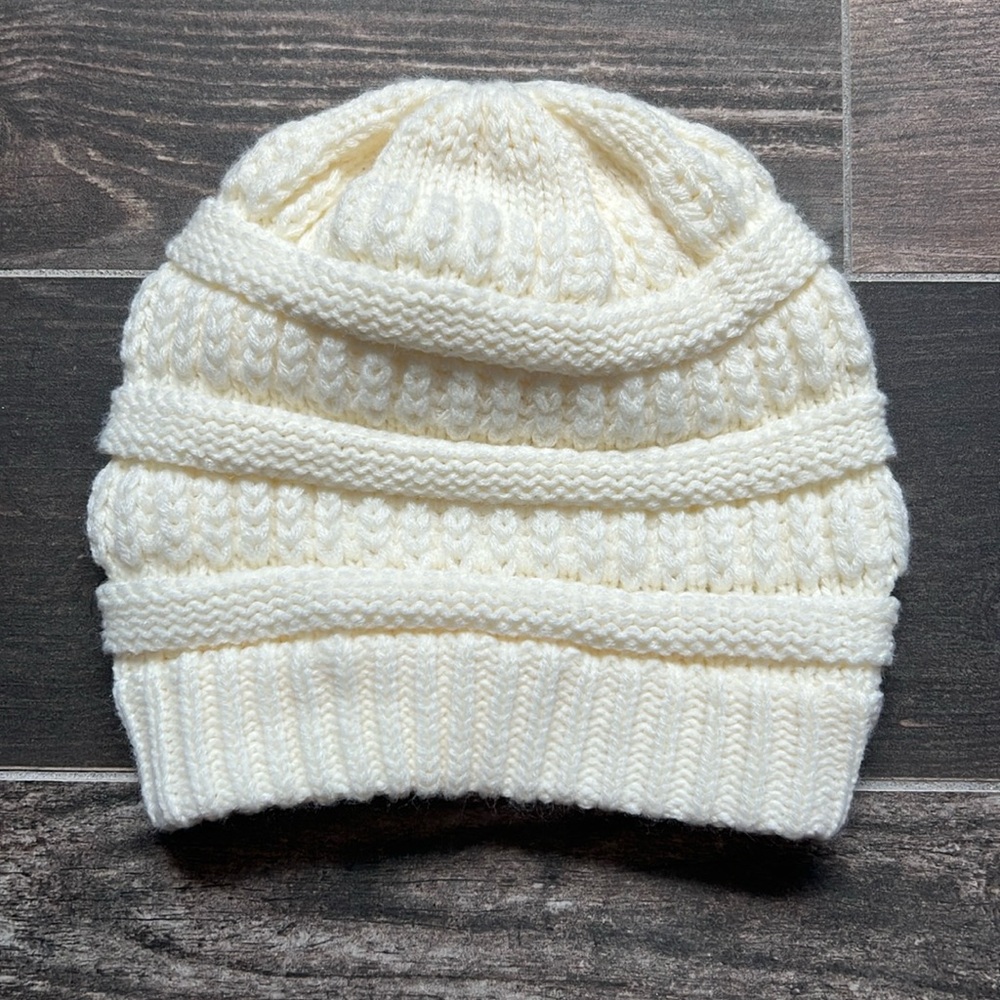 Women’s Off White Cable Knit Winter Hat